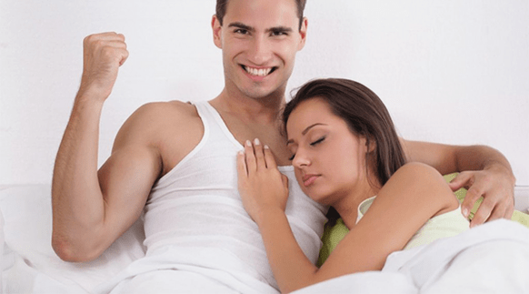 naine voodis koos mehega, kellel on suurenenud potentsi